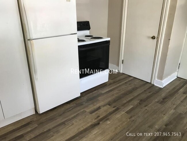 8 Willow St, Unit 2 in Bangor, ME - Foto de edificio - Building Photo