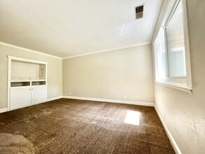 1017 Ivy Street in Chico, CA - Building Photo - Interior Photo