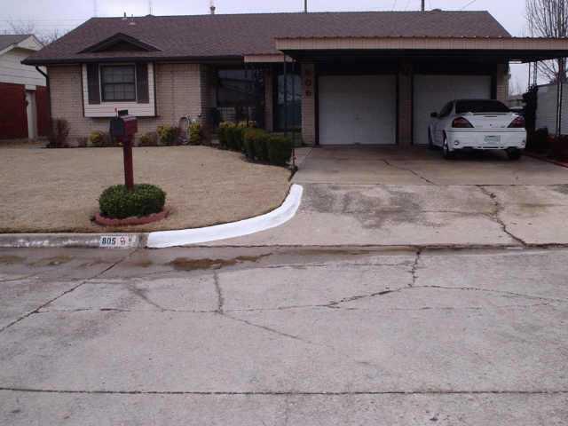 805 SW 8th St in Moore, OK - Building Photo