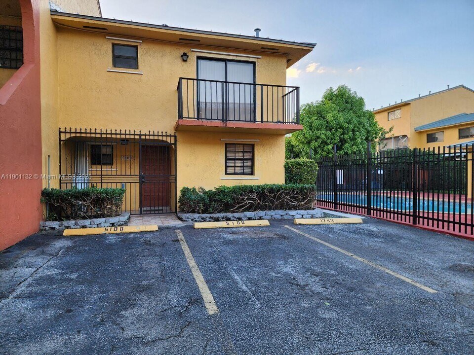 5100 W 12th Ln in Hialeah, FL - Building Photo