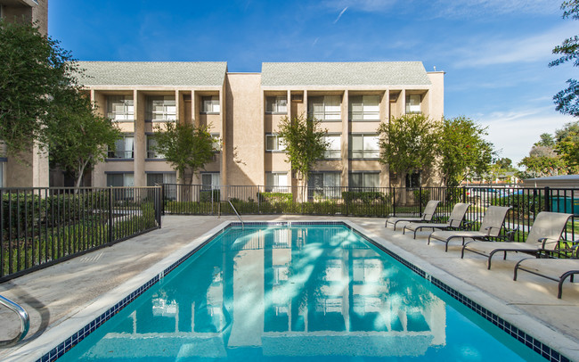 Independence Park Apartments in Canoga Park, CA - Building Photo - Building Photo