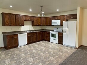 1105 Windstar St in Marshall, MN - Building Photo - Building Photo