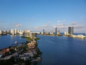 3000 Island Blvd in Aventura, FL - Foto de edificio - Building Photo