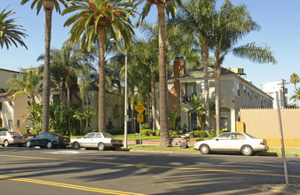 1447-1453 N Alta Vista Blvd in Los Angeles, CA - Foto de edificio - Building Photo