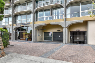 Lakeside Regency Plaza in Oakland, CA - Building Photo - Building Photo