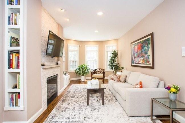 11 Gardner Rd, Unit 2 in Cambridge, MA - Foto de edificio - Building Photo