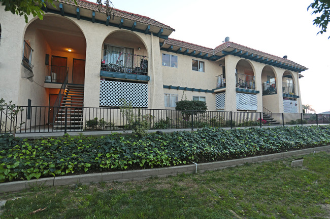 La Lanne Apartments in Costa Mesa, CA - Foto de edificio - Building Photo