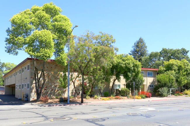 Sonoma Garden Apartment in Santa Rosa, CA - Foto de edificio - Building Photo