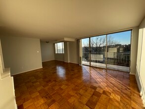 1512 S Arlington Ridge Rd in Arlington, VA - Building Photo - Building Photo