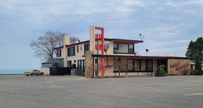 Beautiful Remodeled 2 bedroom Townhome in Kenosha, WI - Building Photo - Building Photo