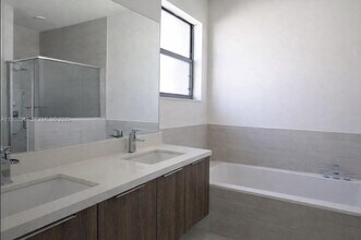 7855 NW 105th Ave in Doral, FL - Building Photo - Building Photo