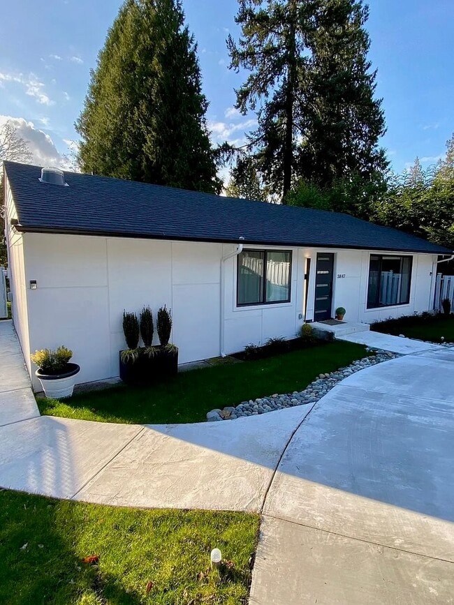 3847 94th Ave NE in Yarrow Point, WA - Building Photo - Building Photo