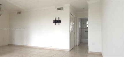 1655 W 44th Pl in Hialeah, FL - Foto de edificio - Building Photo