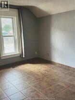 16 Main St W in Kingsville, ON - Building Photo