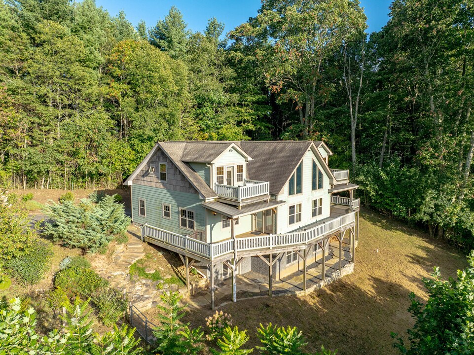 452 Lotawatah Dr in Burnsville, NC - Building Photo