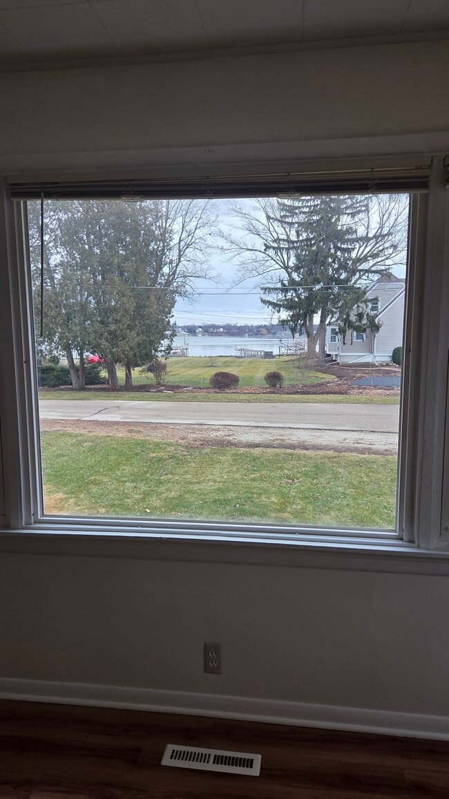 1123 Lucille Ave in Twin Lakes, WI - Foto de edificio - Building Photo