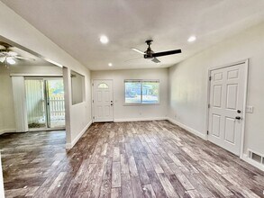 890 Athan Ave in Roseville, CA - Foto de edificio - Building Photo