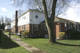 Britney Forest Apartments in Portland, OR - Building Photo - Building Photo