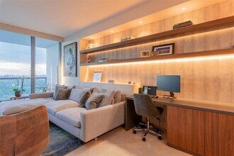 601 NE 36th St, Unit # 2604 in Miami, FL - Foto de edificio - Building Photo