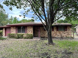 1190 Bernice Ln in Bridge City, TX - Building Photo