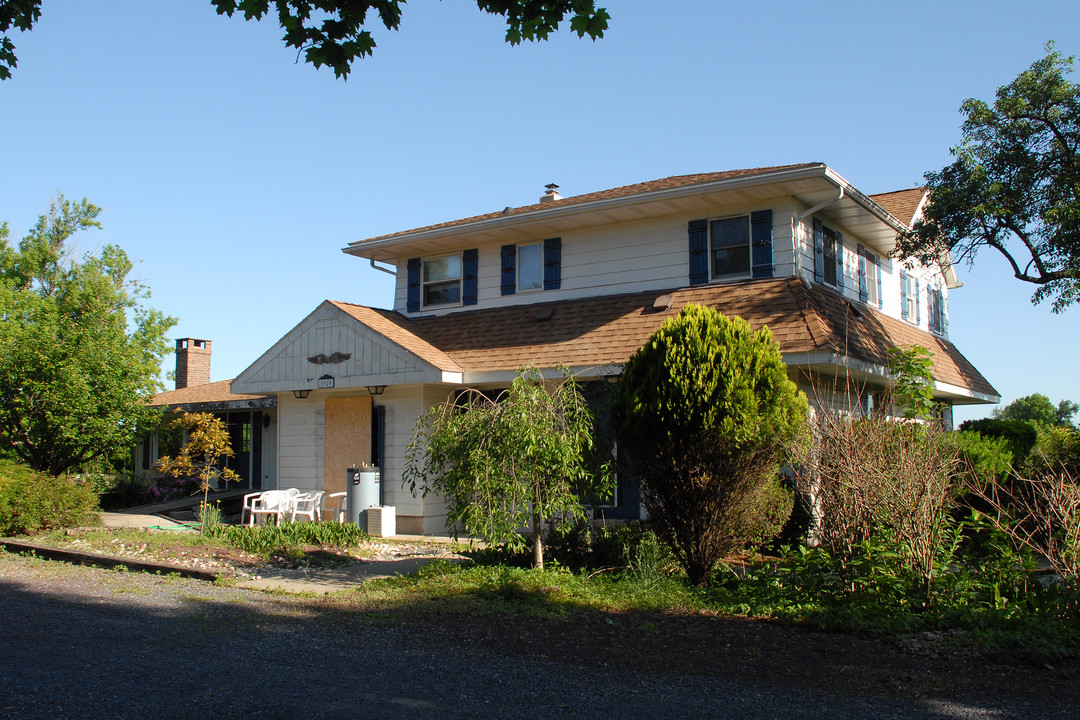 1929 Cramers Ln in Easton, PA - Building Photo