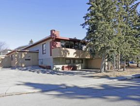 2001 Urquhart Rd NW in Calgary, AB - Building Photo - Primary Photo