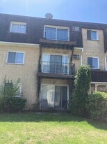 92 Olesen Dr in Naperville, IL - Building Photo