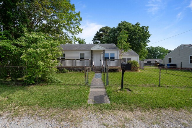 2932 Mars St