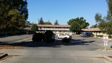 Gateway Pines Apartments in Merced, CA - Building Photo - Building Photo