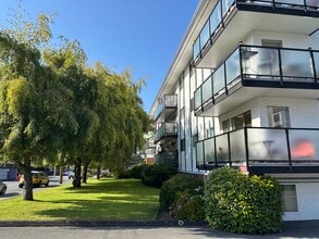 Robert Leslie Place in Victoria, BC - Building Photo - Building Photo