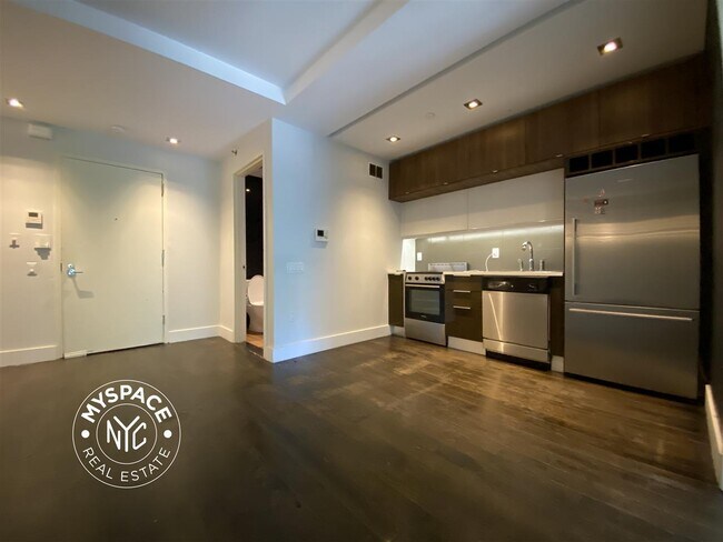 146 Meserole St, Unit 2K in Brooklyn, NY - Building Photo - Building Photo