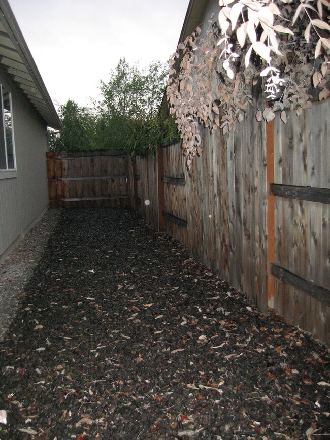 1361 Clearwater Dr in Medford, OR - Building Photo - Building Photo