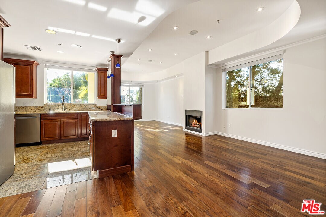 632 Kings Rd in Los Angeles, CA - Building Photo