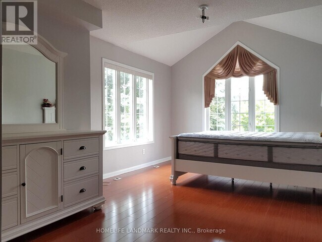 8 Cox Blvd in Markham, ON - Building Photo - Building Photo