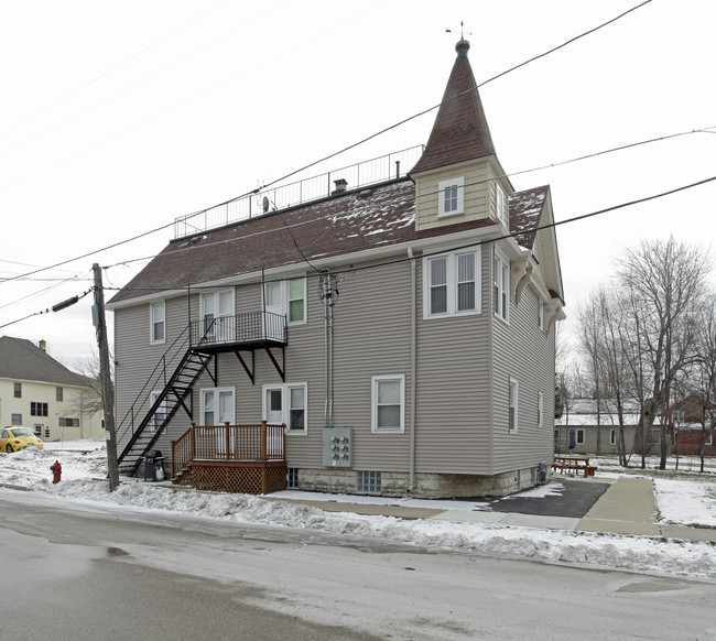 W164N9110 Water St in Menomonee Falls, WI - Foto de edificio - Building Photo