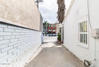 12015 Riverside Dr in Los Angeles, CA - Building Photo - Building Photo