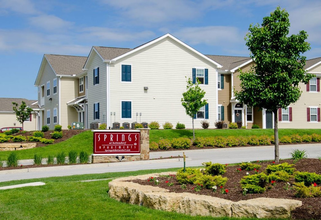 Springs at Bettendorf Apartments in Bettendorf, IA - Foto de edificio