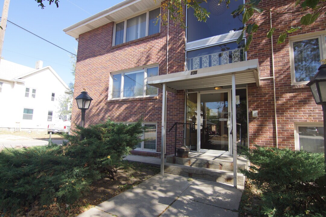 830 S 10th St in Lincoln, NE - Building Photo