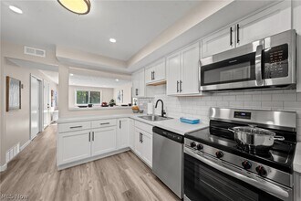 21045 Southbend Cir in Rocky River, OH - Foto de edificio - Building Photo