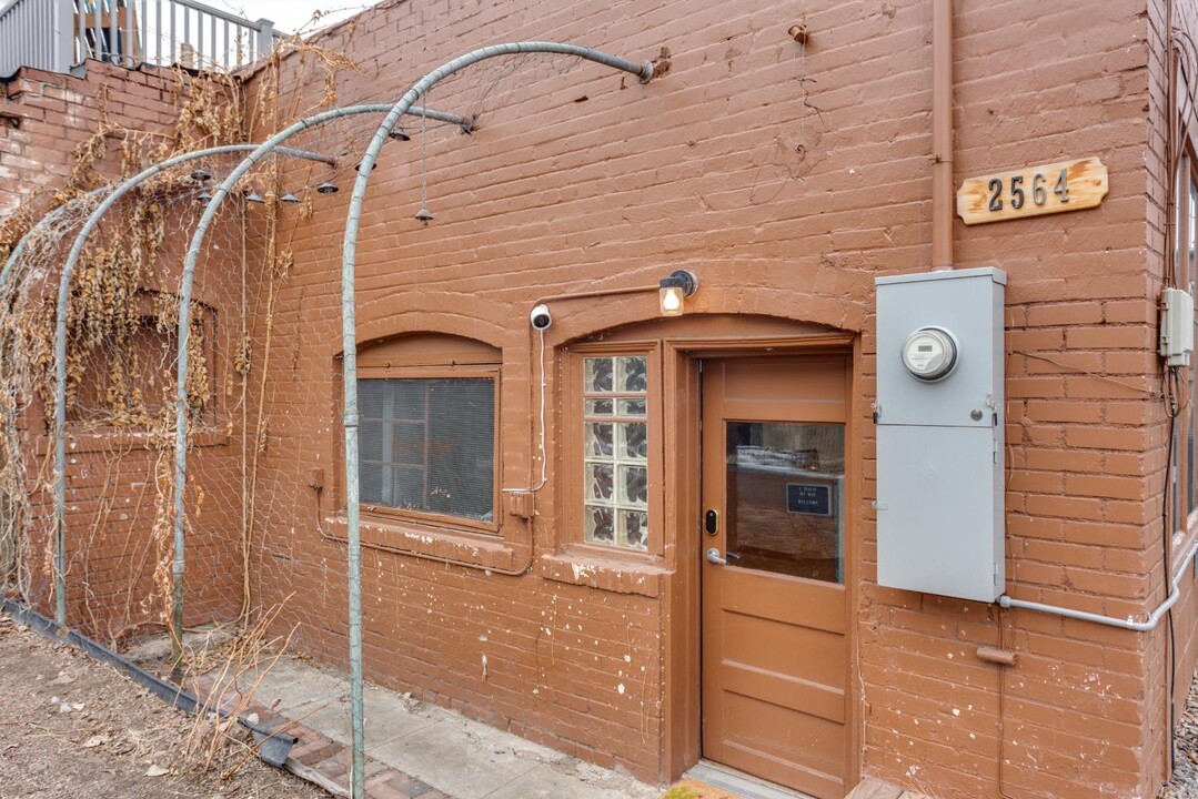 2562 W River Dr in Denver, CO - Building Photo