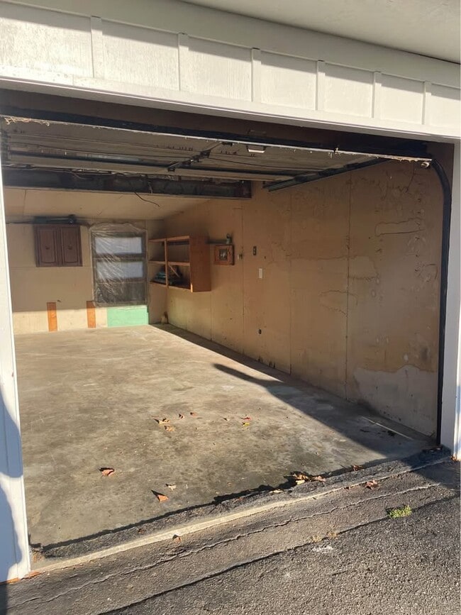 84 Tuttle Ln, Unit Garage
