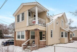 700 Broadway Ave NW, Unit 1A in Grand Rapids, MI - Building Photo