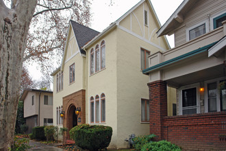 The Brentwood Apartments in Sacramento, CA - Building Photo - Building Photo