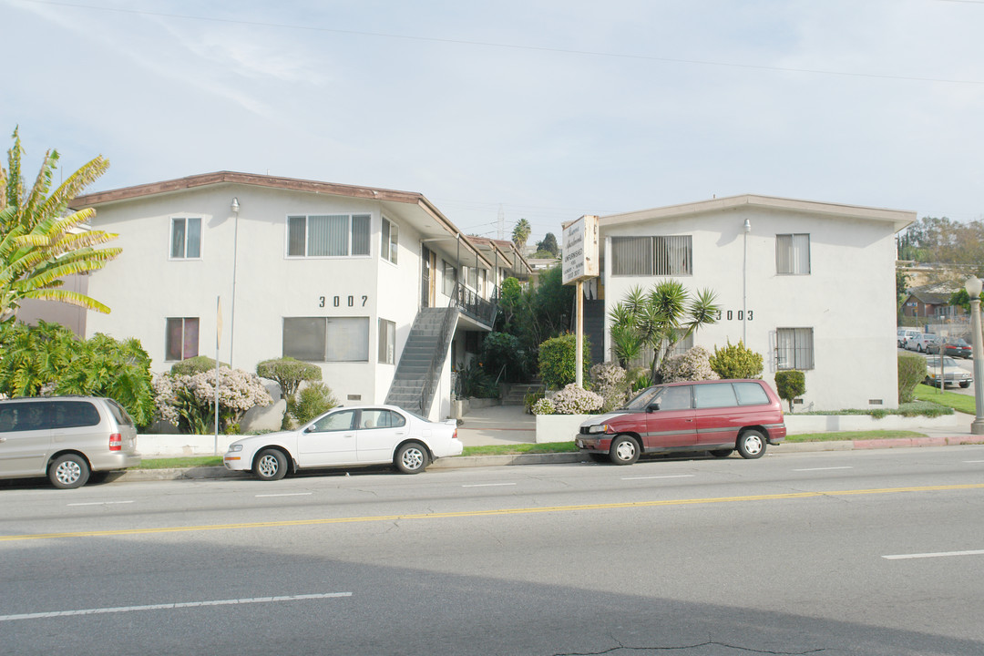 Rowena Apartments in Los Angeles, CA - Building Photo