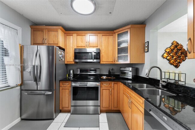 8550 N Sherman Cir in Miramar, FL - Building Photo - Building Photo