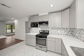 8709 Blankenship Dr in Houston, TX - Building Photo - Building Photo
