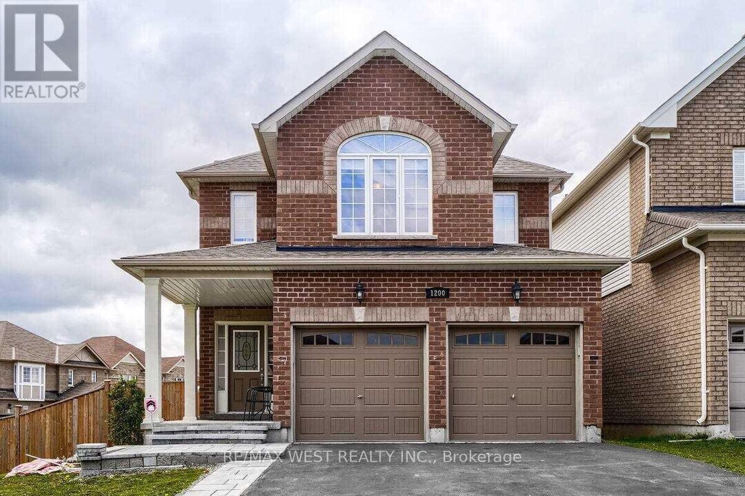 1200 Langley Cir in Oshawa, ON - Building Photo