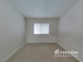 5212 N 69th Ave in Glendale, AZ - Foto de edificio - Building Photo