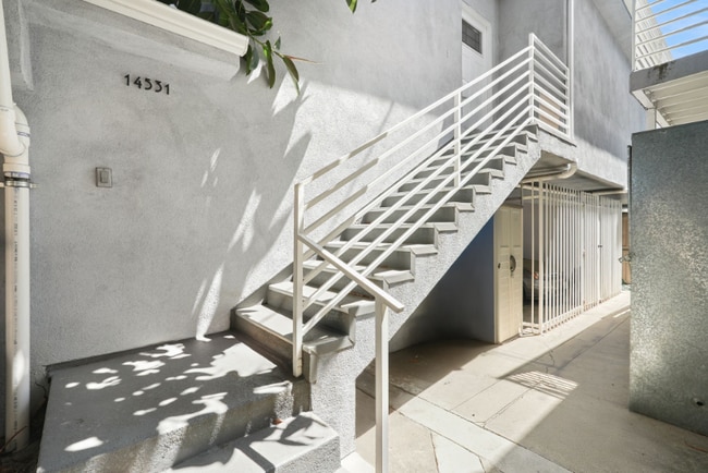 14531 Dickens St in Los Angeles, CA - Building Photo - Building Photo
