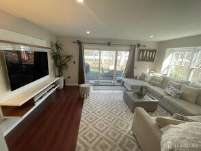 399 Hadleigh Ln in North Brunswick, NJ - Building Photo - Building Photo